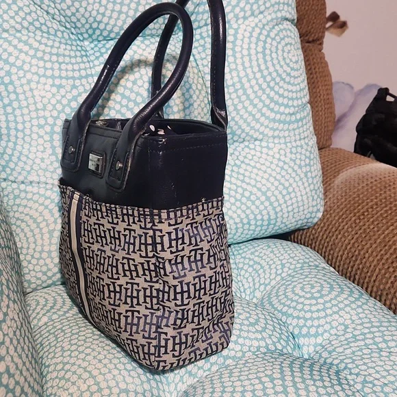 Tommy Hilfiger Vintage Black and White Tote Bag with Monogram Design - Picture 12 of 12